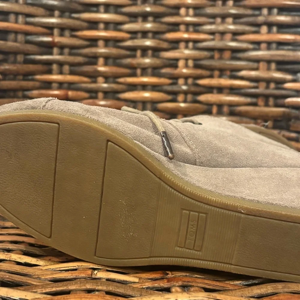 Tom’s Women's Suede Ankle Boots in size 10. Tan